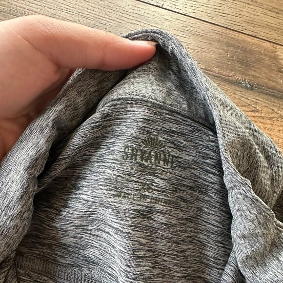 Shyanne Women's 1/4 Zip Front Logo Pullover Size XS Gray/Red Accents - Picture 5 of 7